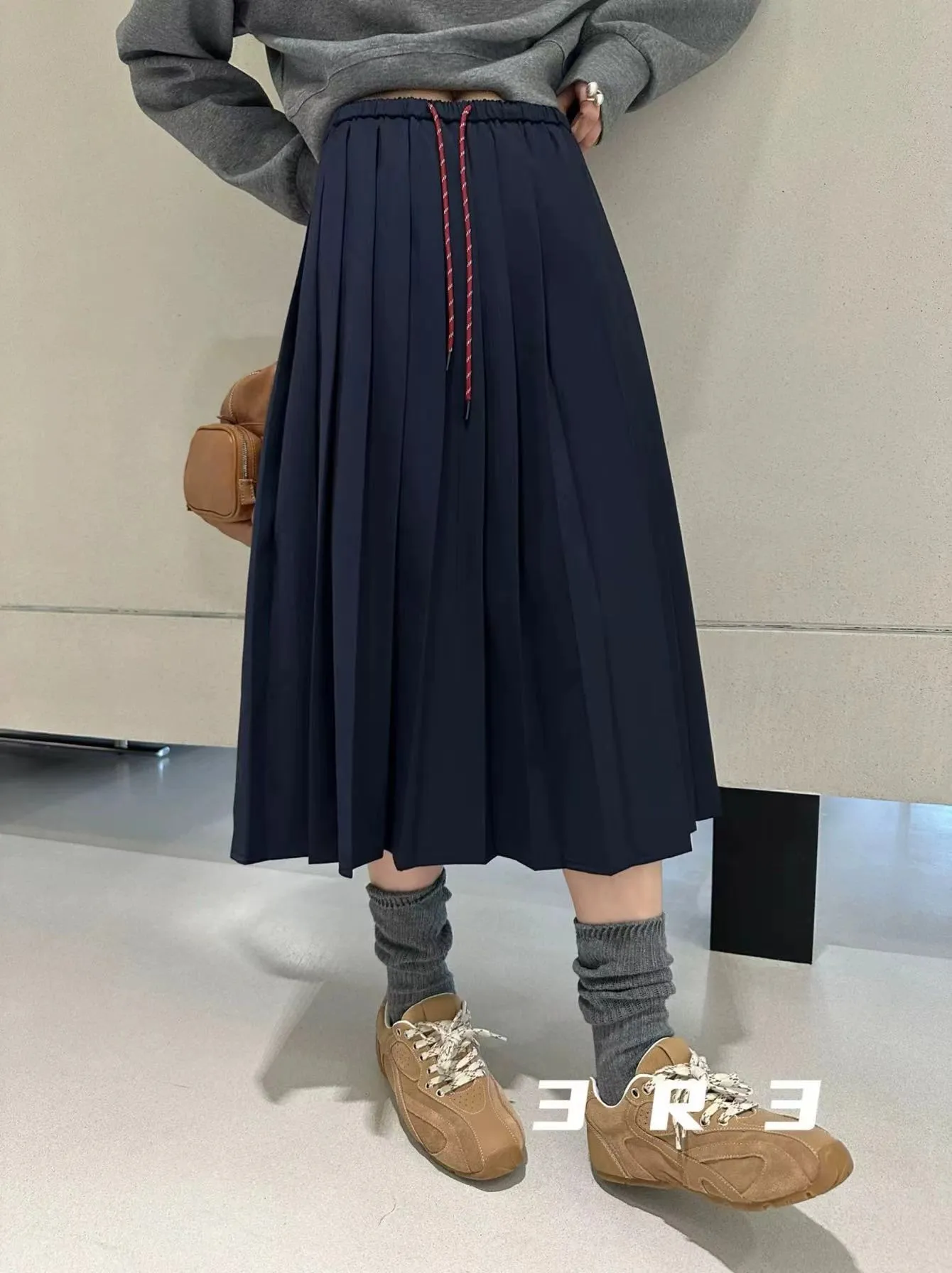 Elastic waist pleated skirt