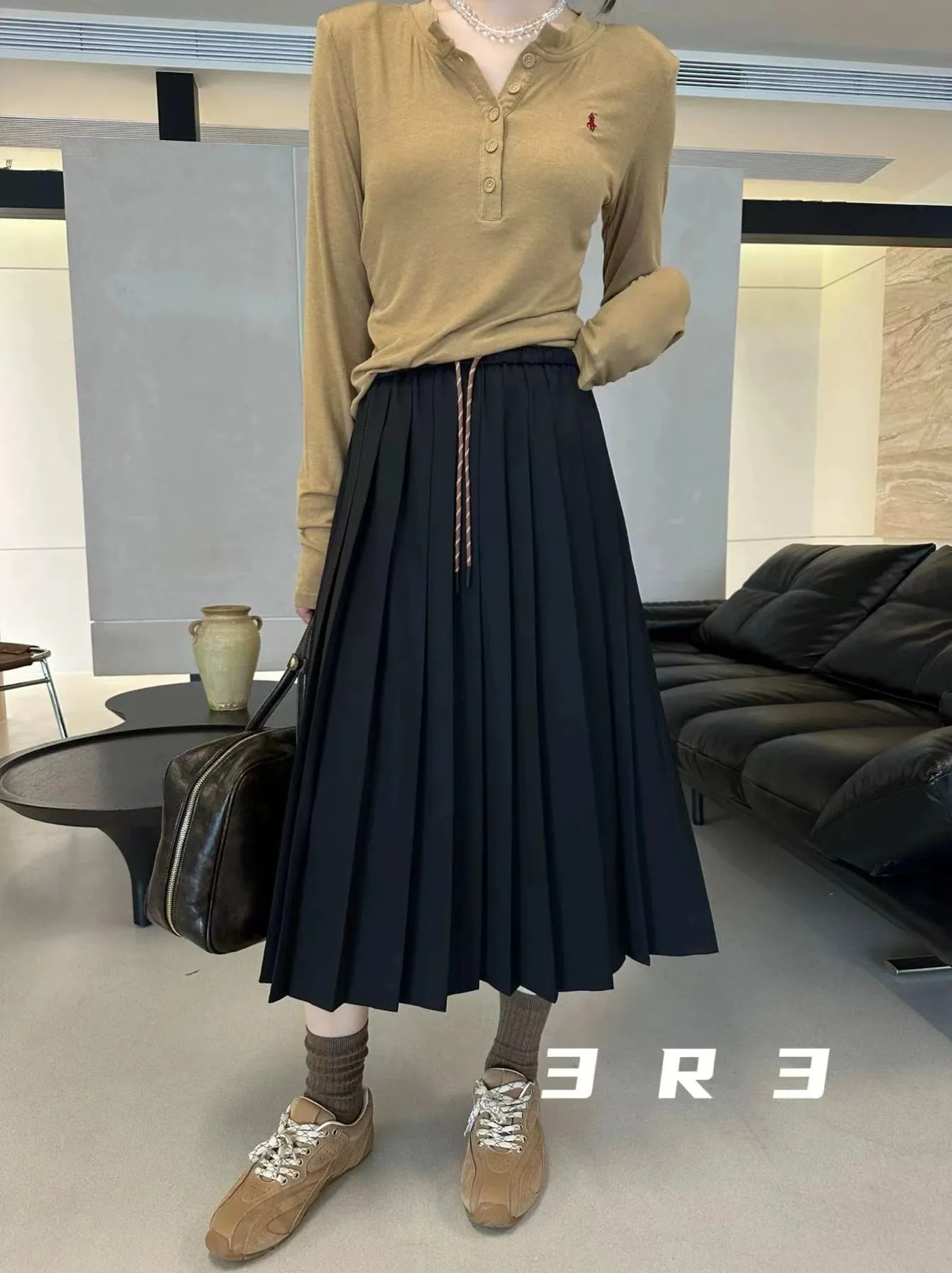 Elastic waist pleated skirt