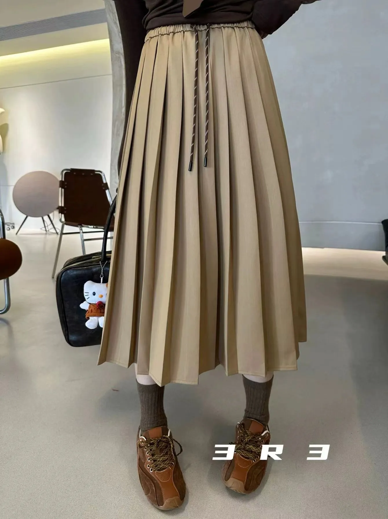 Elastic waist pleated skirt