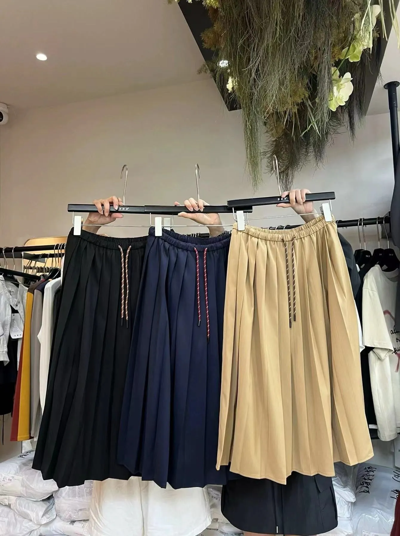 Elastic waist pleated skirt