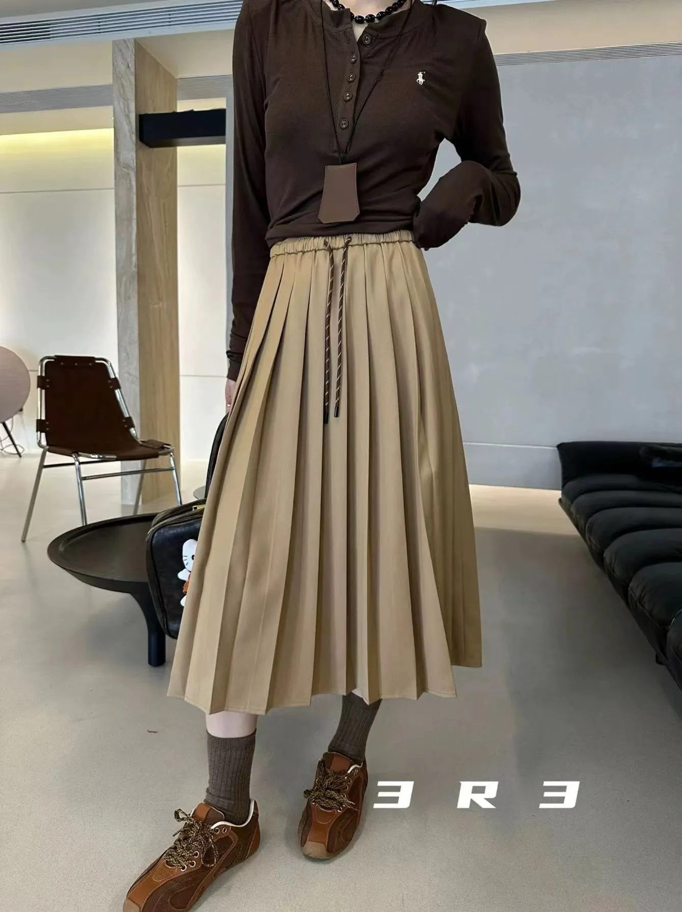 Elastic waist pleated skirt
