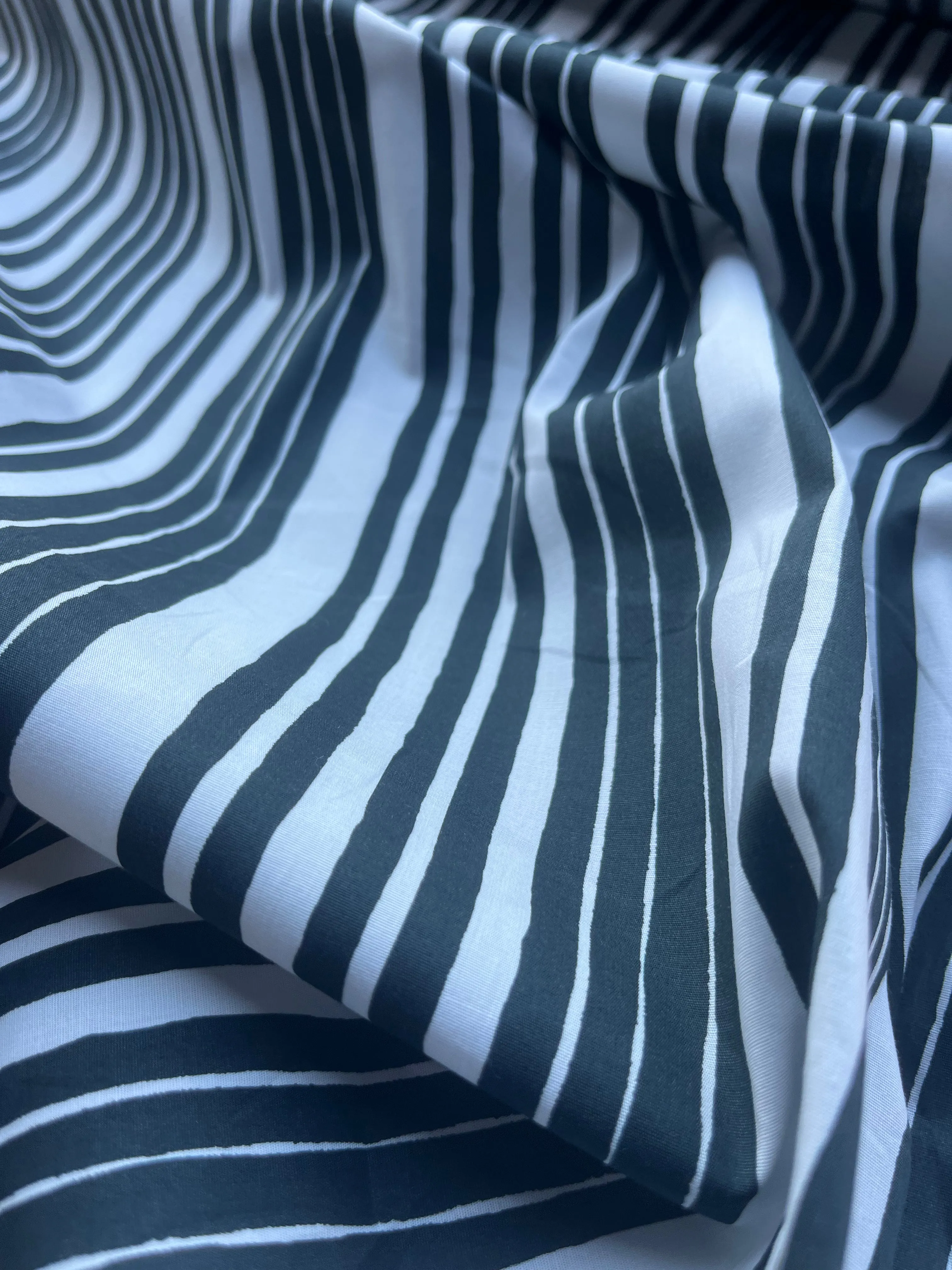 Fatima 009 poplin stretch with "handpainted" stripes