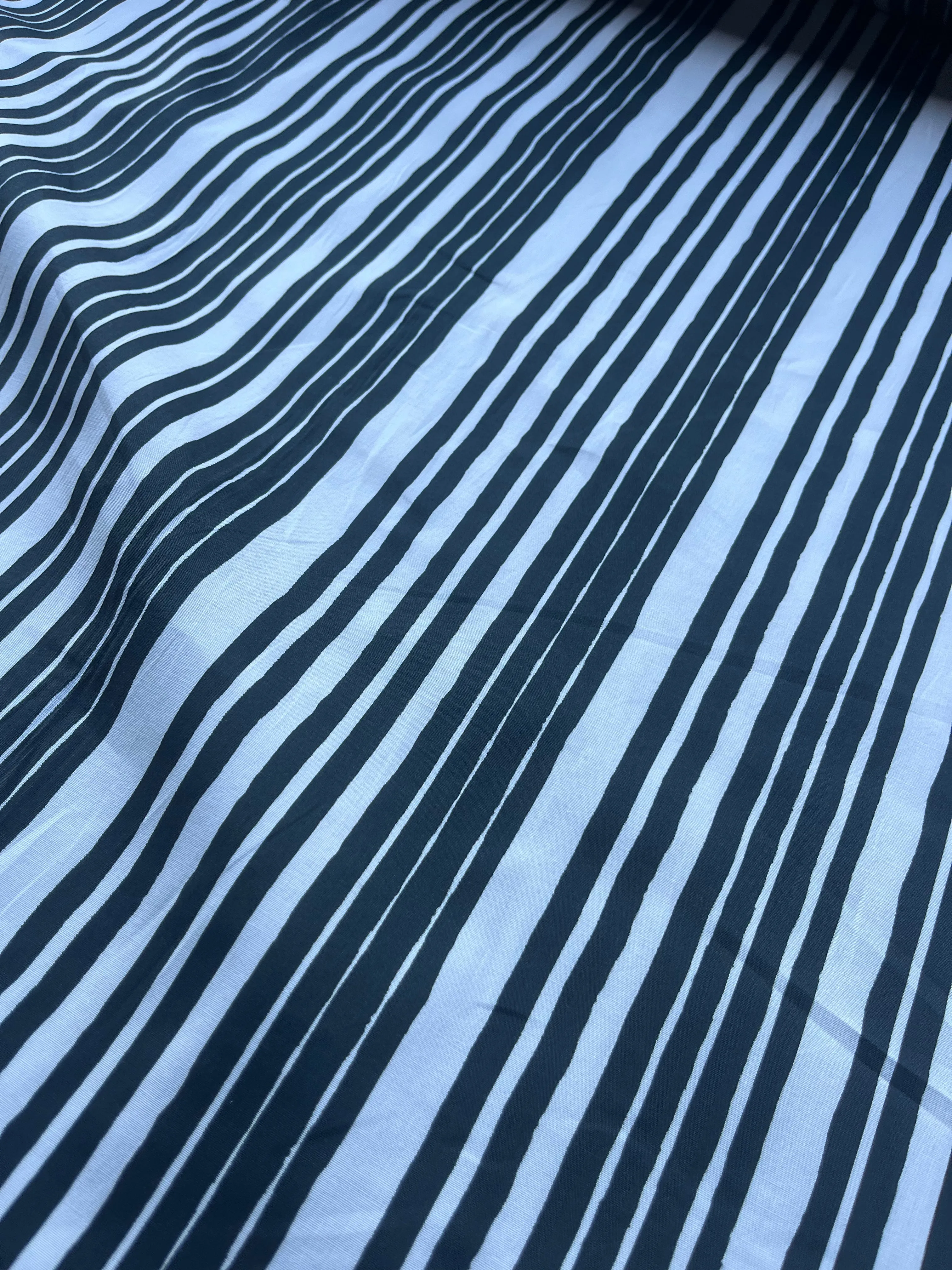 Fatima 009 poplin stretch with "handpainted" stripes