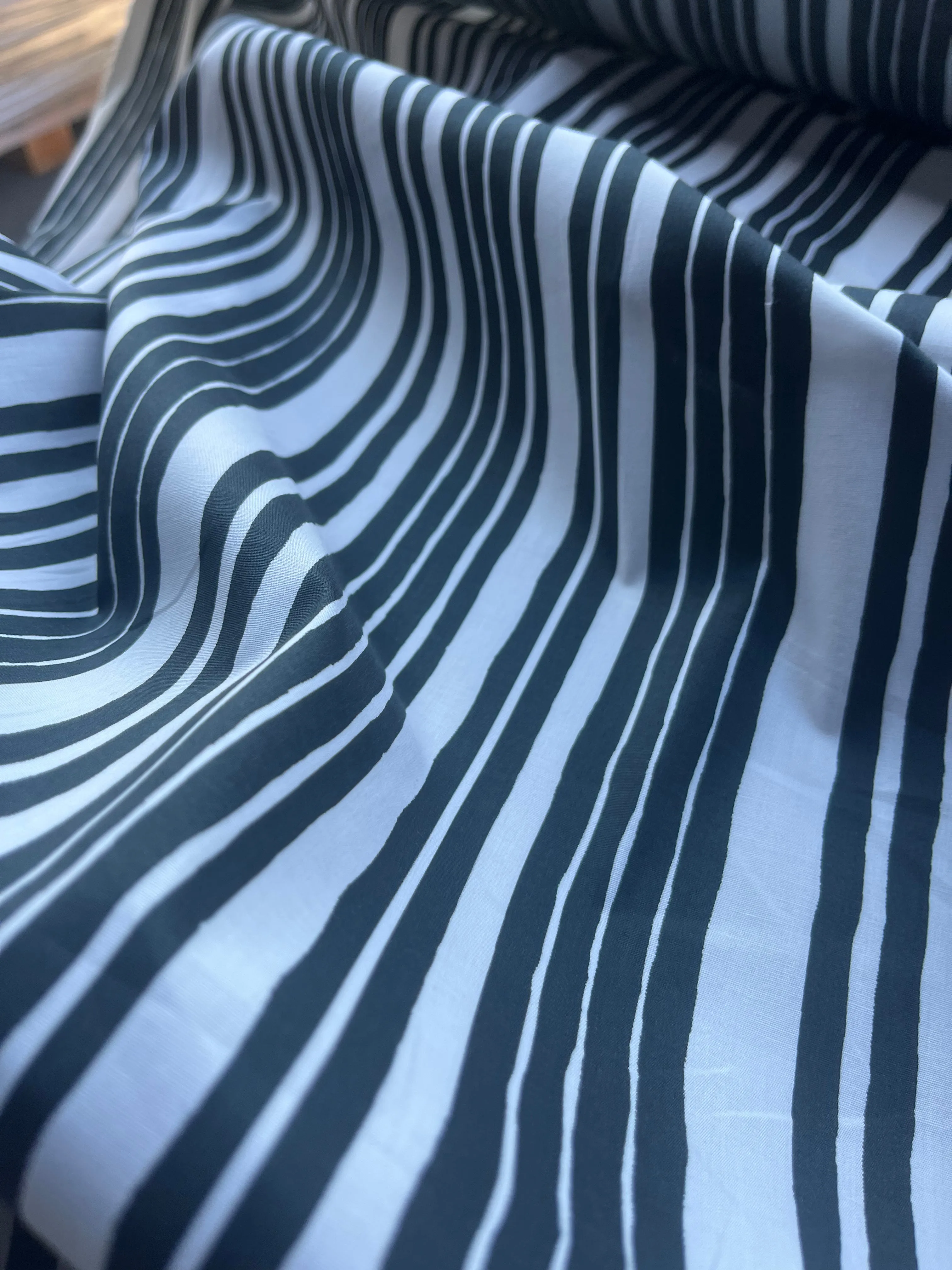 Fatima 009 poplin stretch with "handpainted" stripes
