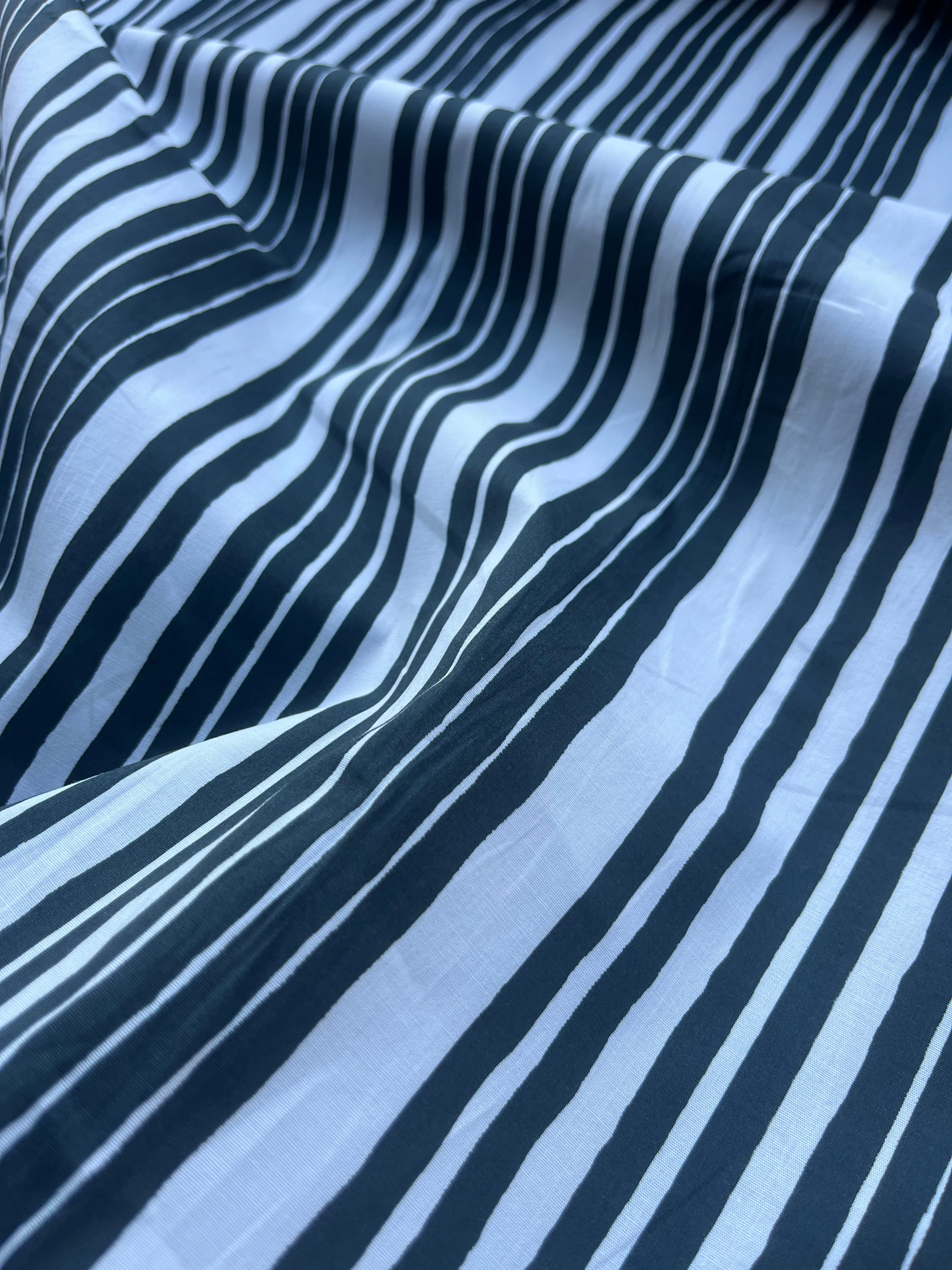 Fatima 009 poplin stretch with "handpainted" stripes