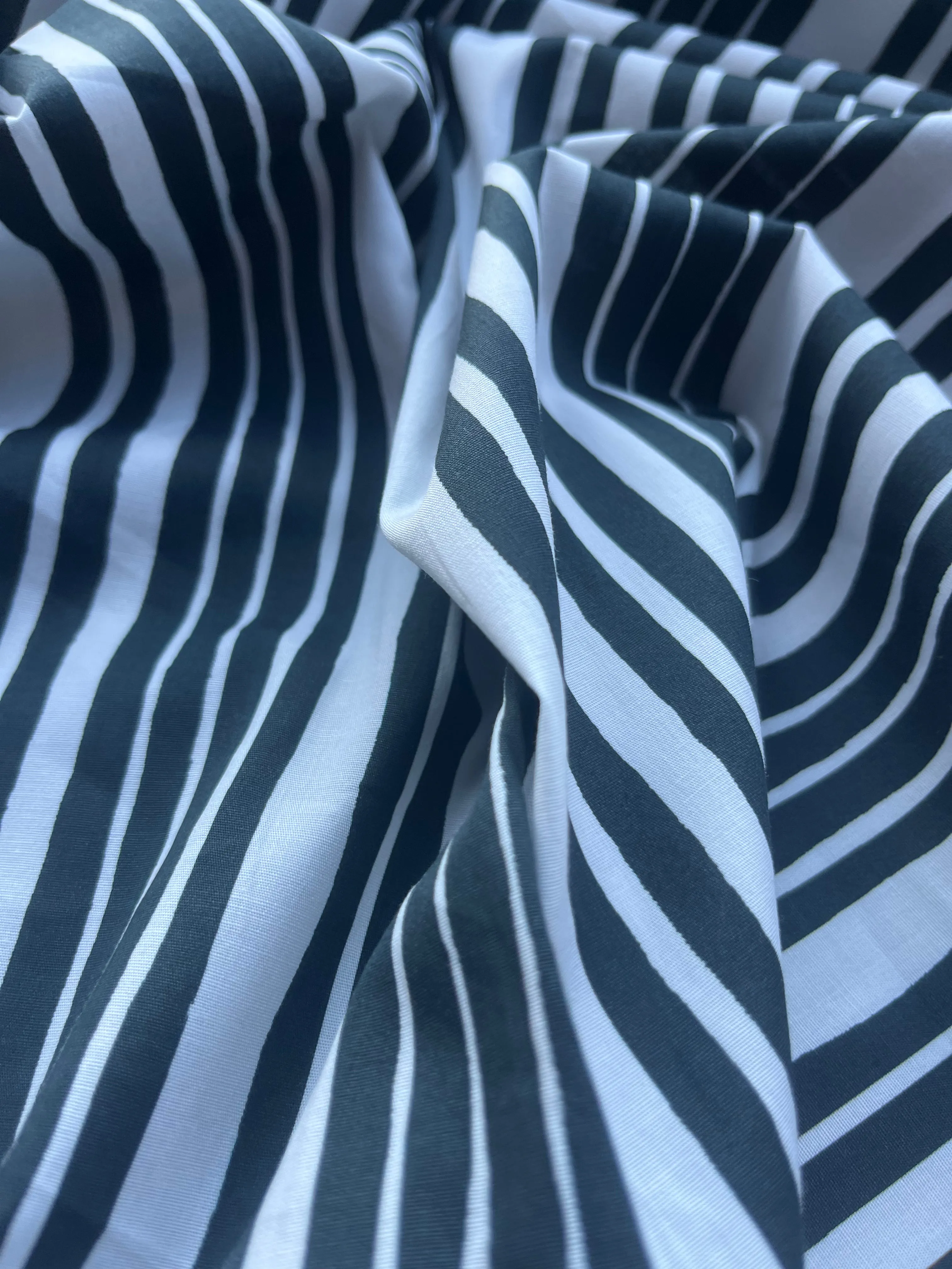 Fatima 009 poplin stretch with "handpainted" stripes