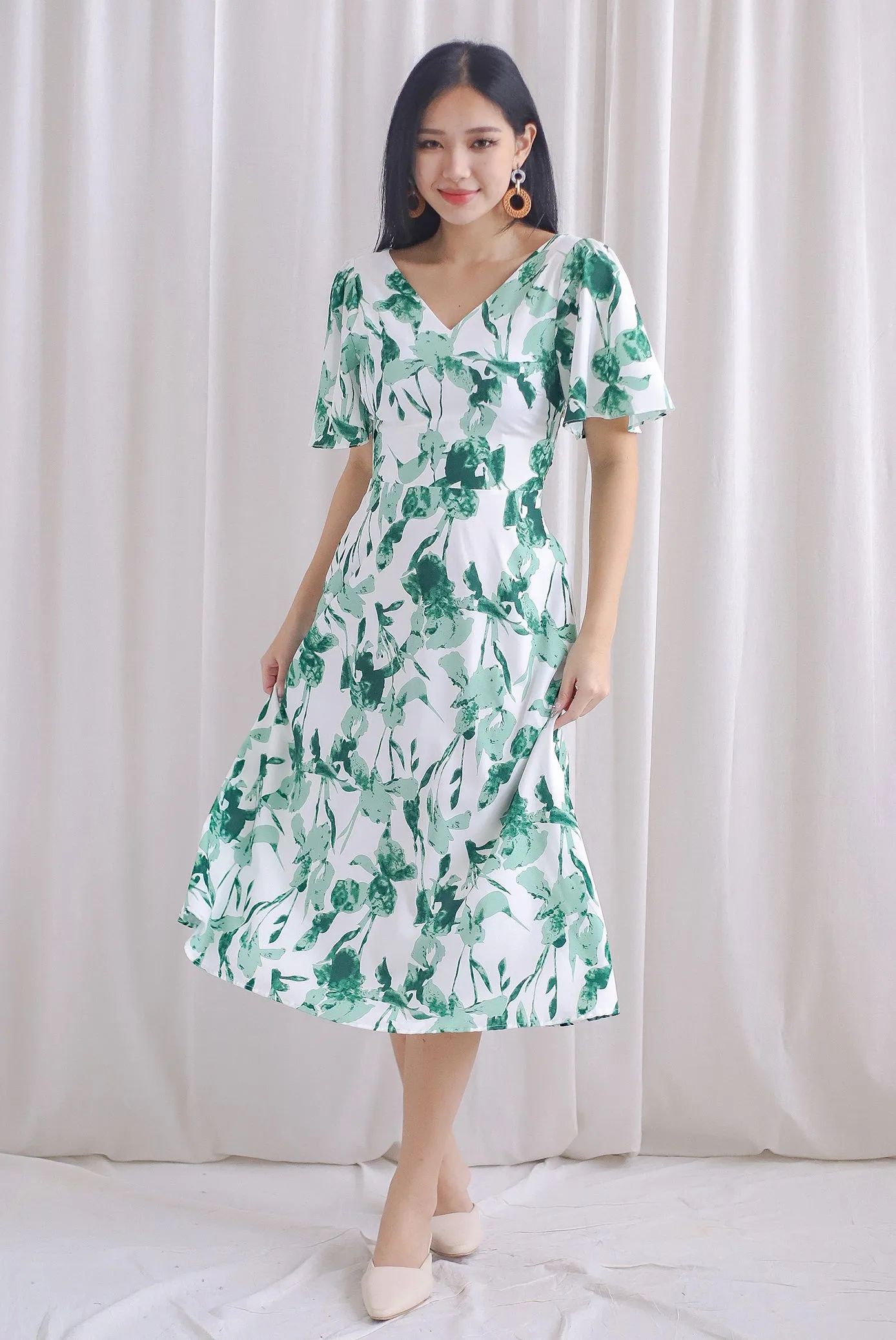 Izzy Leafy Padded Twist Back Midi Dress In Green