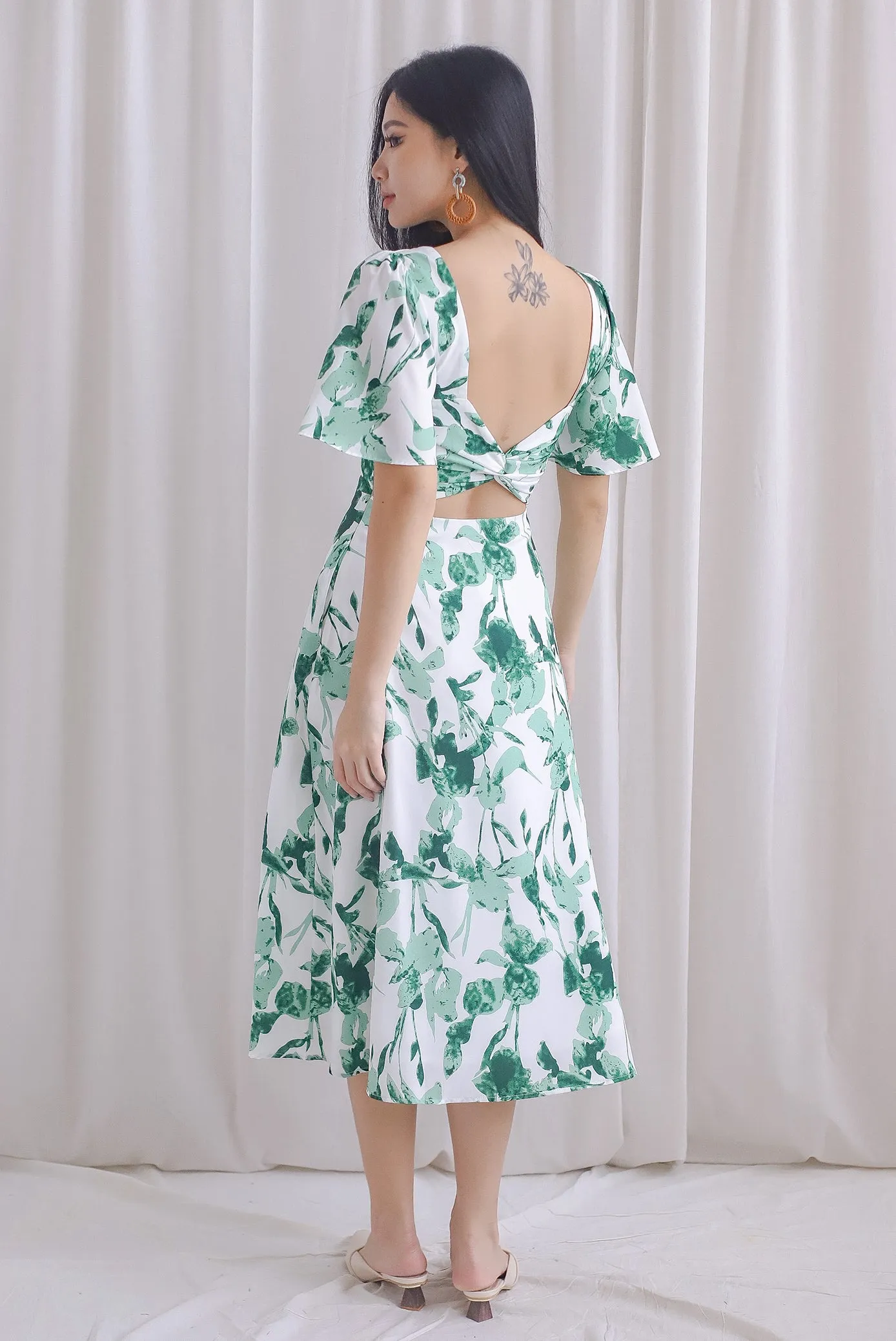 Izzy Leafy Padded Twist Back Midi Dress In Green