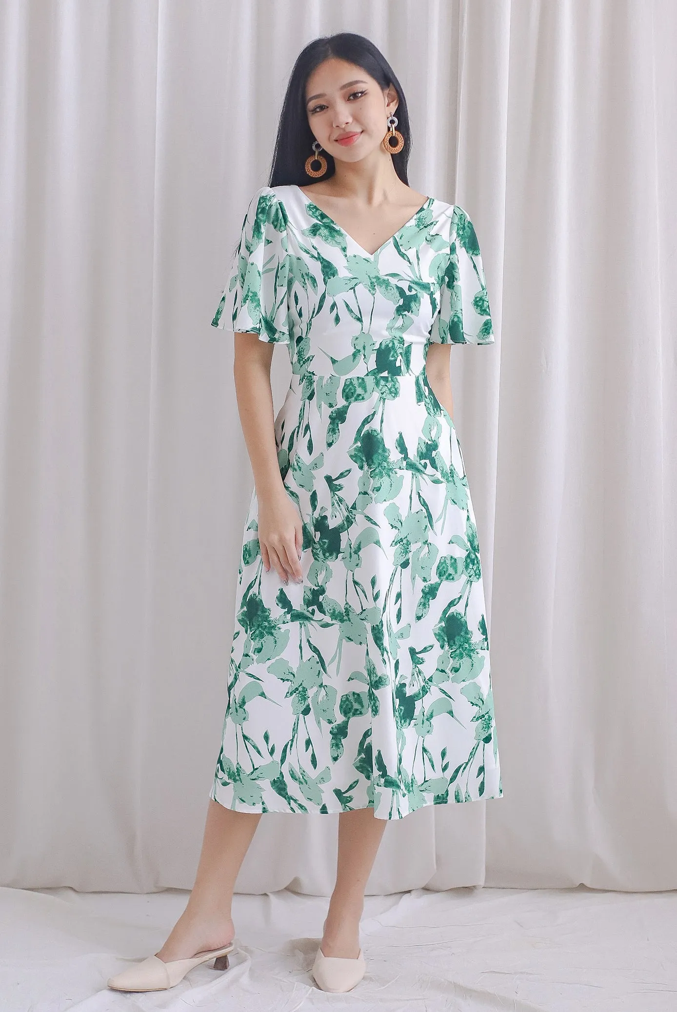 Izzy Leafy Padded Twist Back Midi Dress In Green