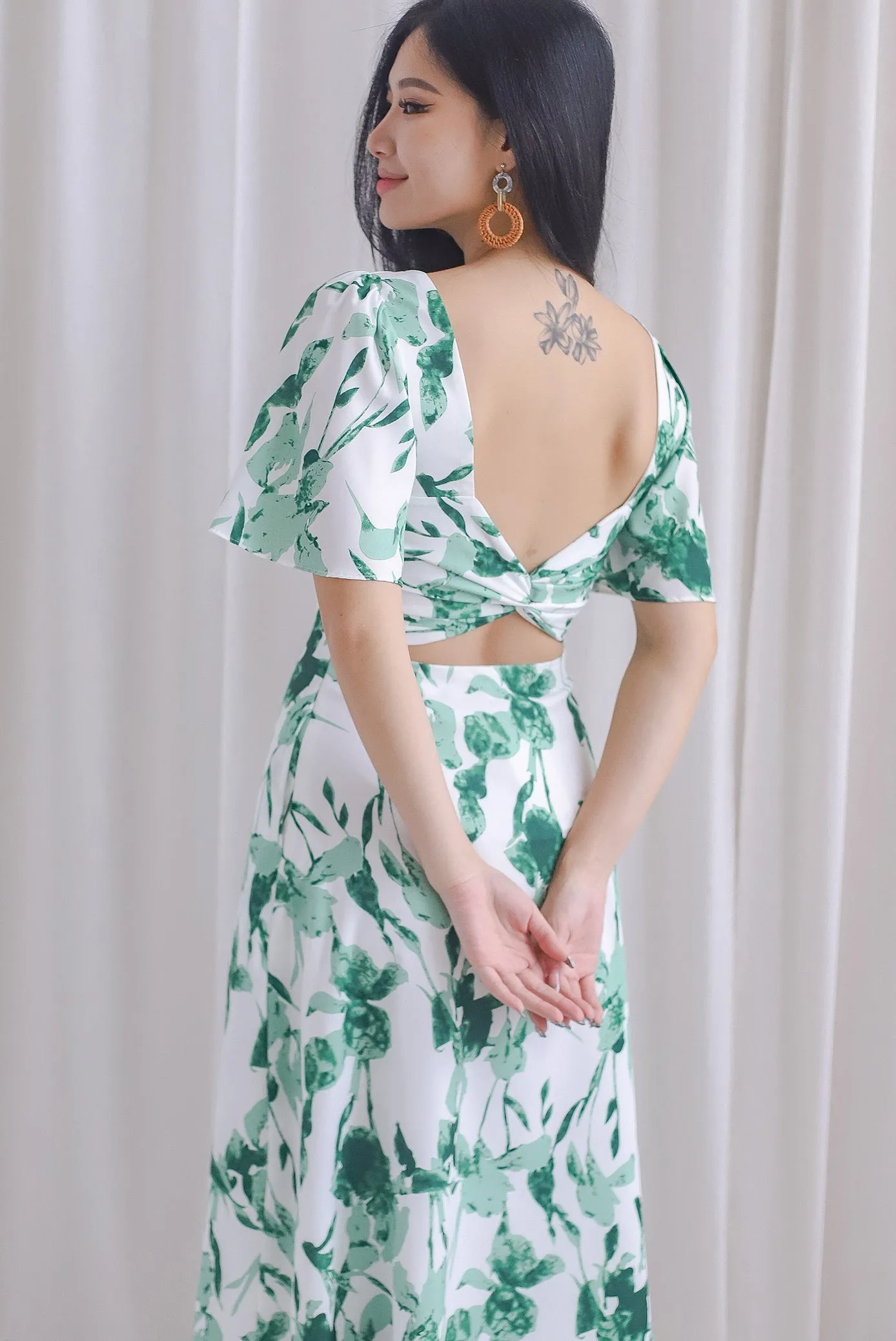 Izzy Leafy Padded Twist Back Midi Dress In Green