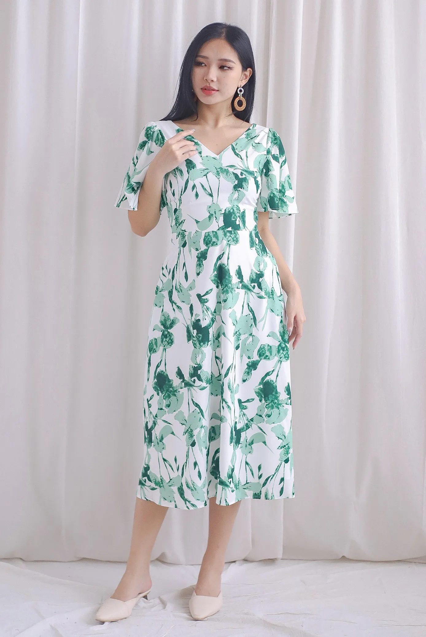 Izzy Leafy Padded Twist Back Midi Dress In Green