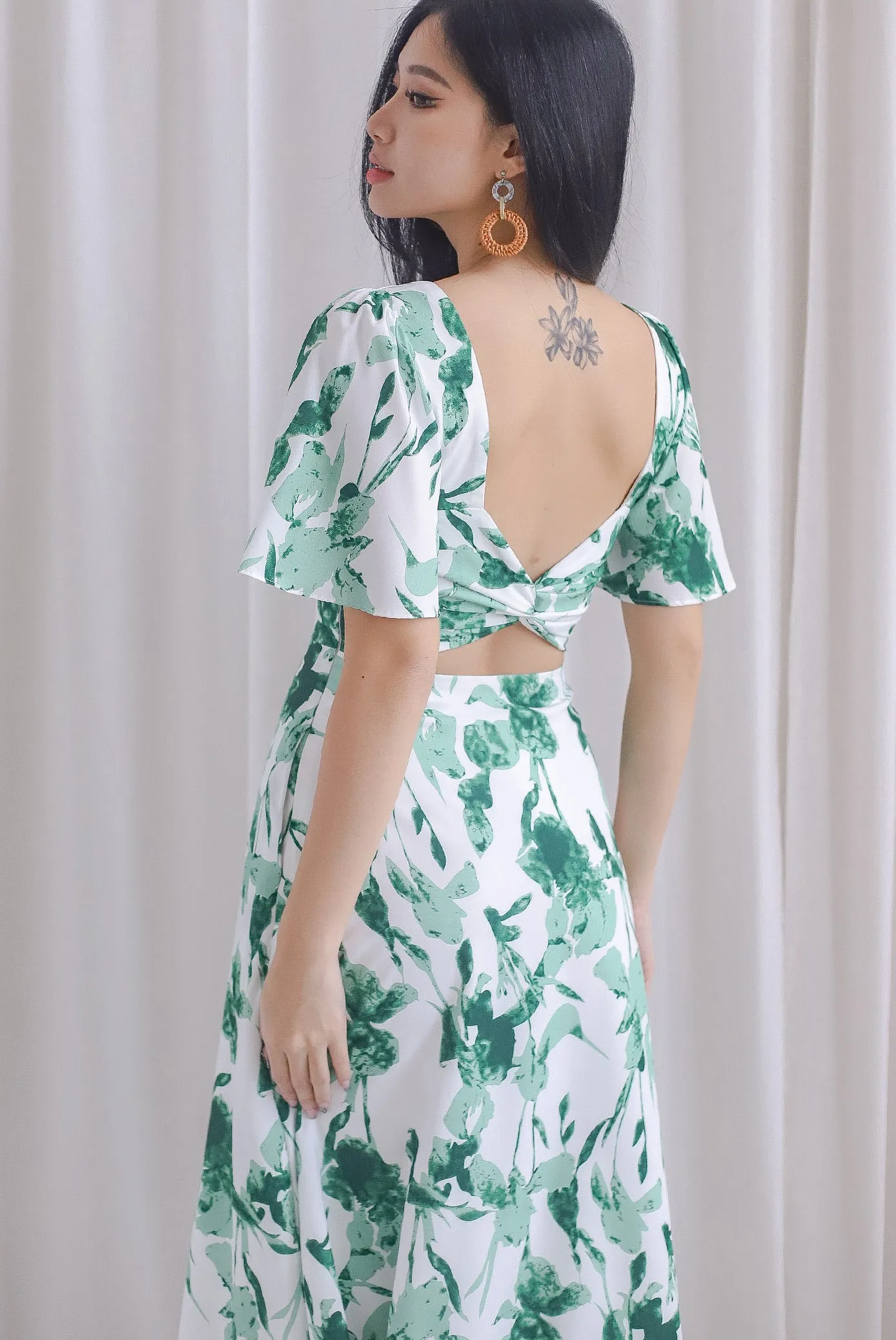 Izzy Leafy Padded Twist Back Midi Dress In Green