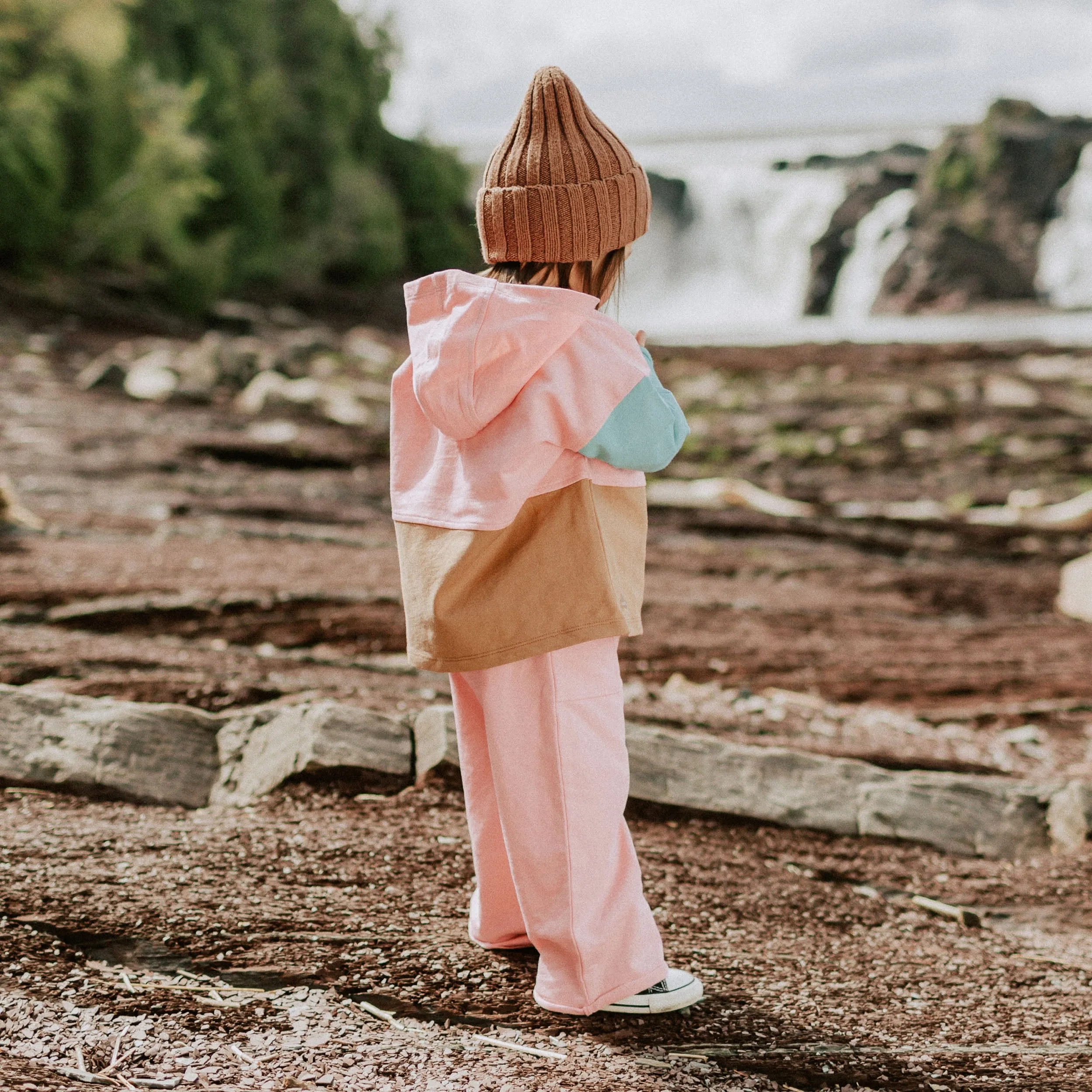 Pantalon rose coupe large en coton français, bébé || Wide fit pink pants in french terry, baby