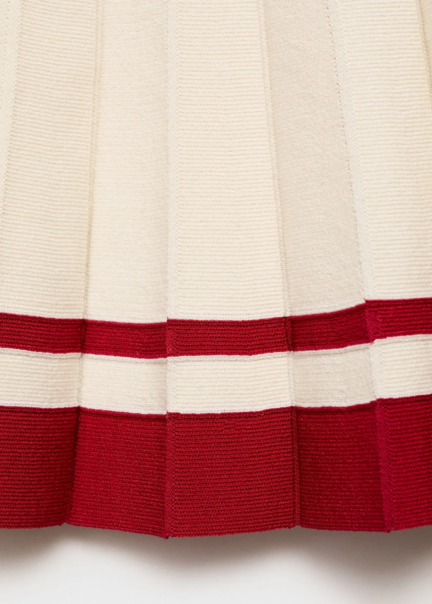 Pleated skirt with contrasting finish