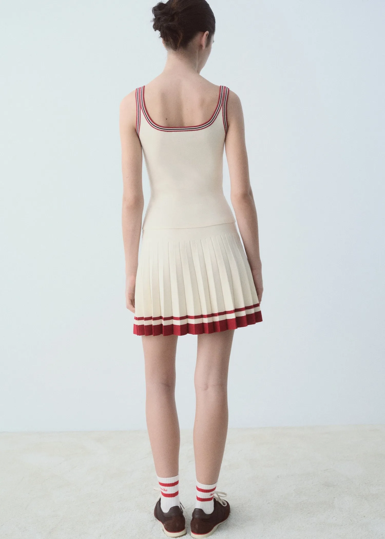 Pleated skirt with contrasting finish