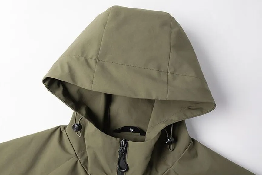 Relaxed-Fit Men's Rain Coat with Easy-to-Clean Fabric and Cargo Pocket