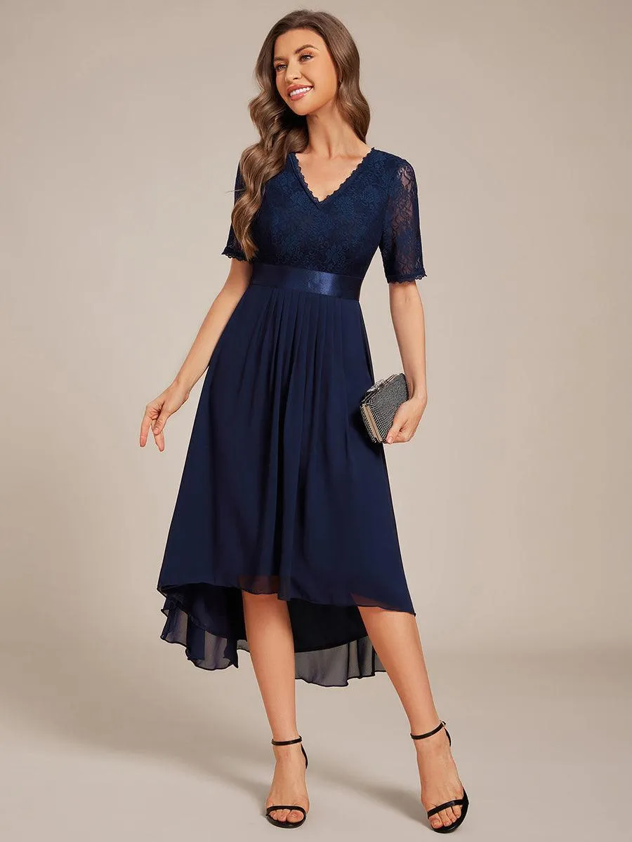Robe d'invitée mi-longue en mousseline à empiècements en dentelle