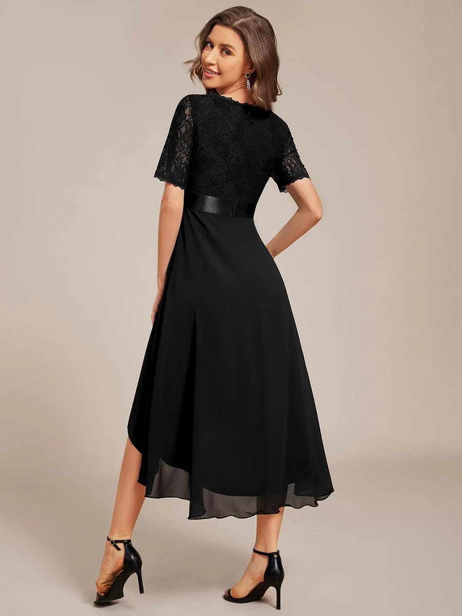 Robe d'invitée mi-longue en mousseline à empiècements en dentelle