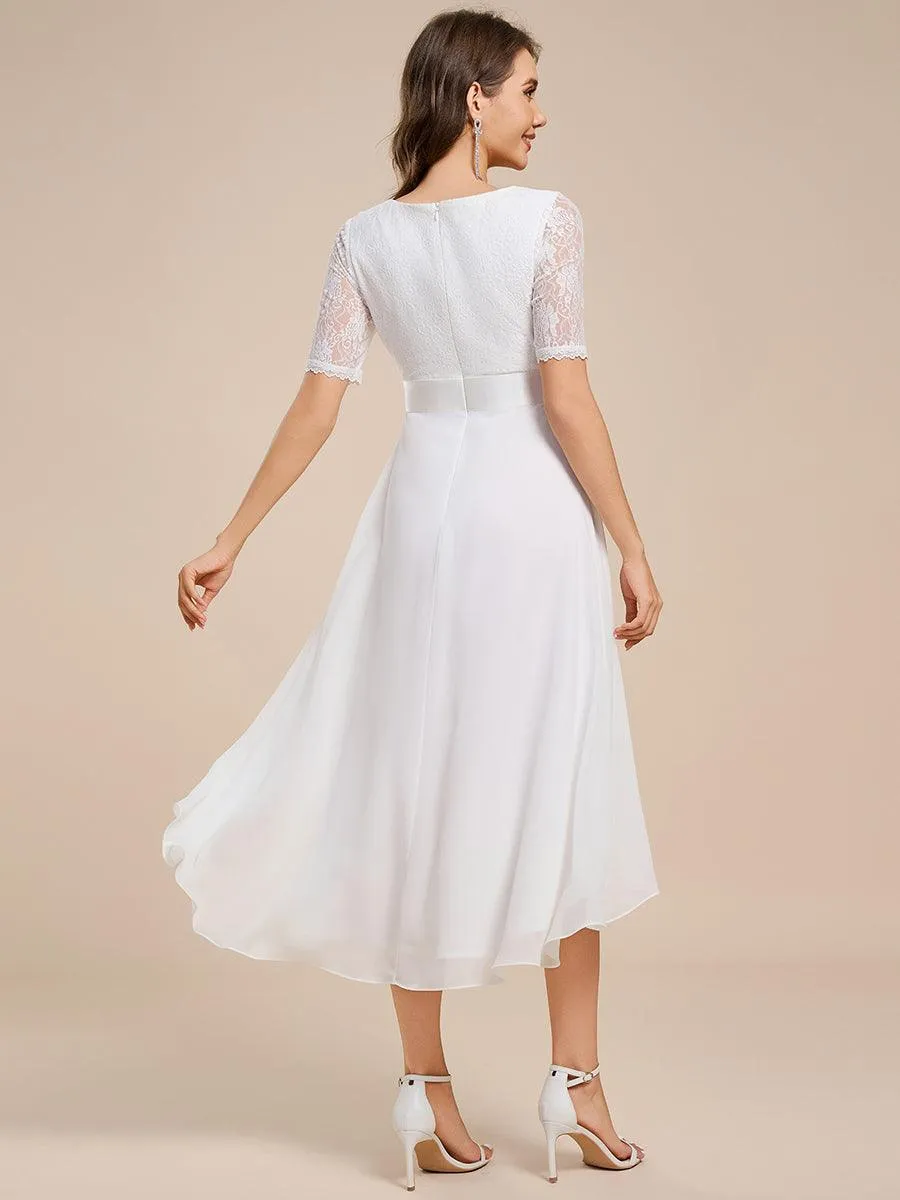 Robe d'invitée mi-longue en mousseline à empiècements en dentelle