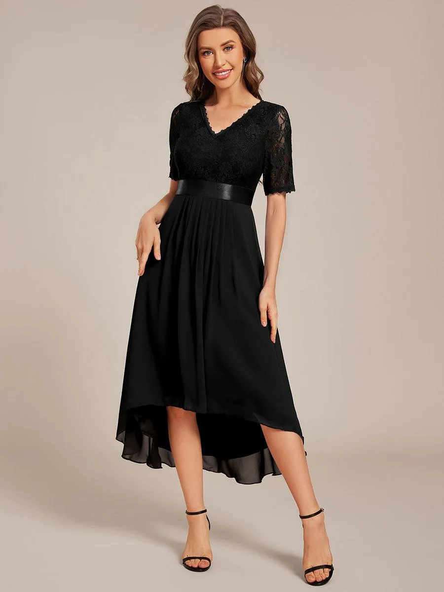 Robe d'invitée mi-longue en mousseline à empiècements en dentelle