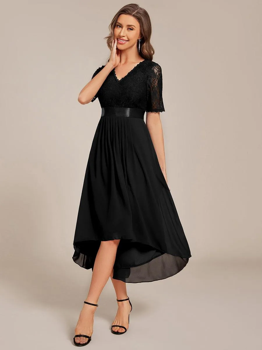 Robe d'invitée mi-longue en mousseline à empiècements en dentelle