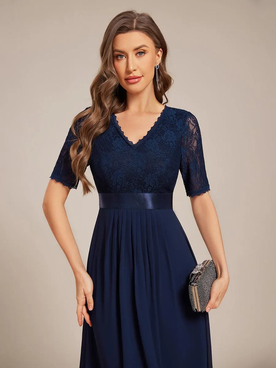 Robe d'invitée mi-longue en mousseline à empiècements en dentelle
