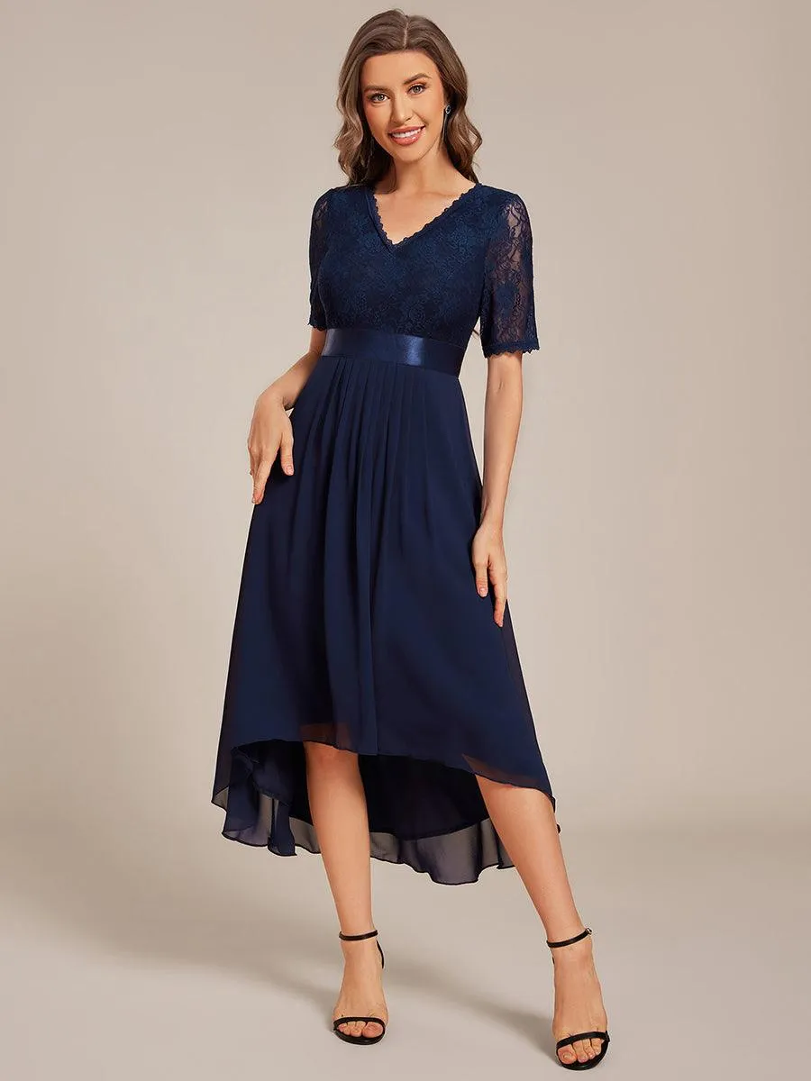 Robe d'invitée mi-longue en mousseline à empiècements en dentelle