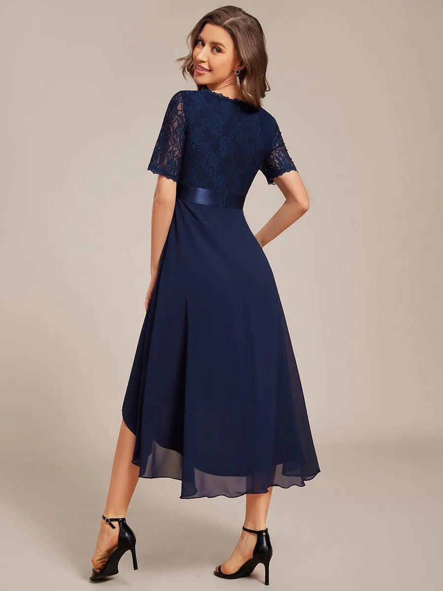 Robe d'invitée mi-longue en mousseline à empiècements en dentelle