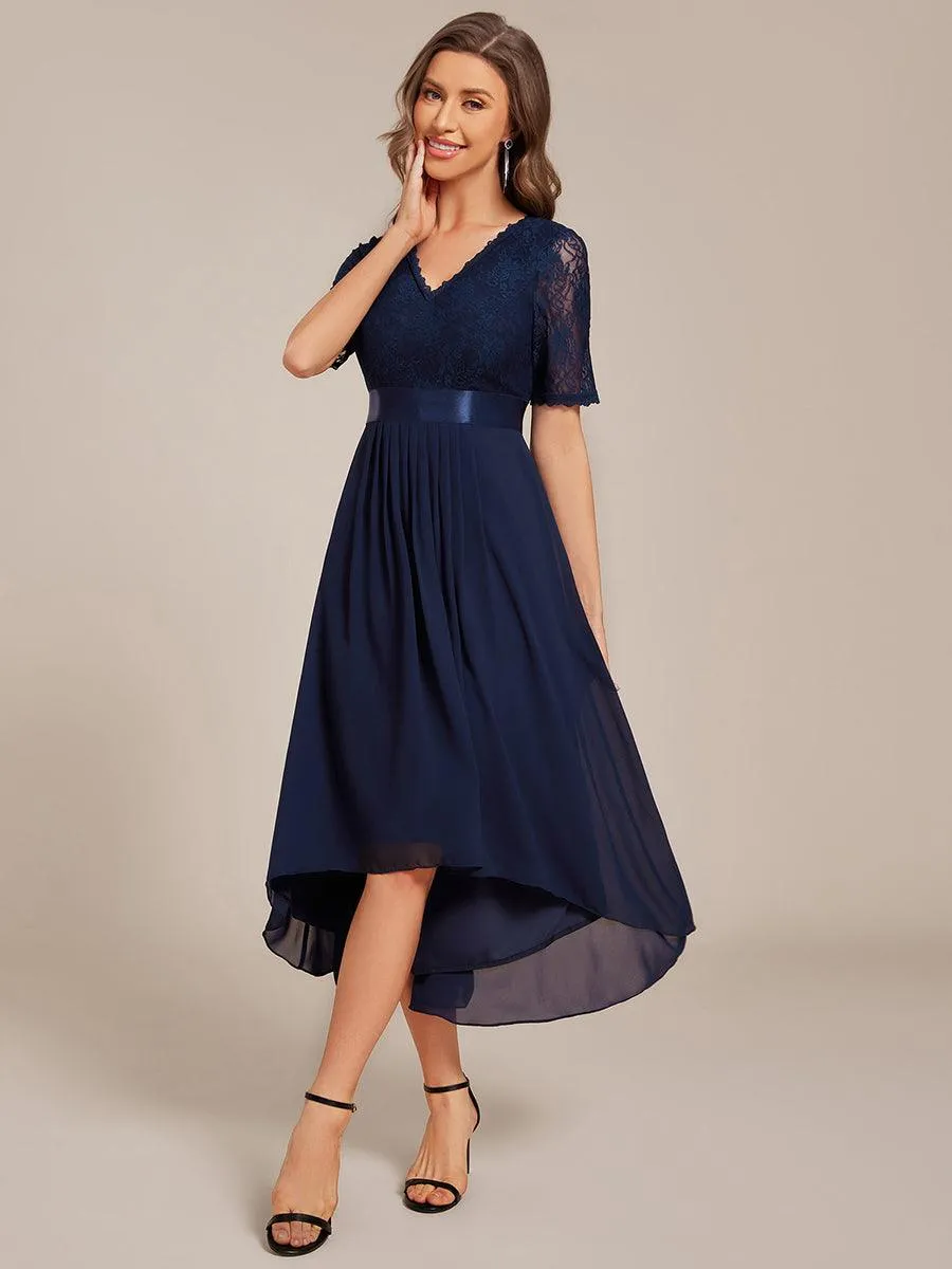 Robe d'invitée mi-longue en mousseline à empiècements en dentelle