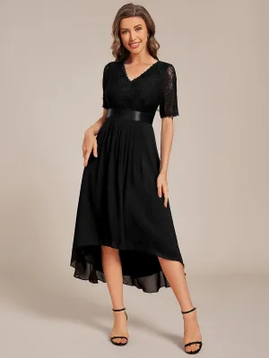 Robe d'invitée mi-longue en mousseline à empiècements en dentelle