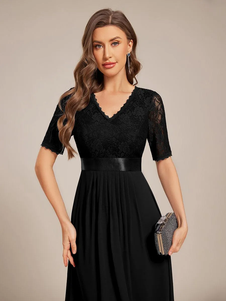 Robe d'invitée mi-longue en mousseline à empiècements en dentelle