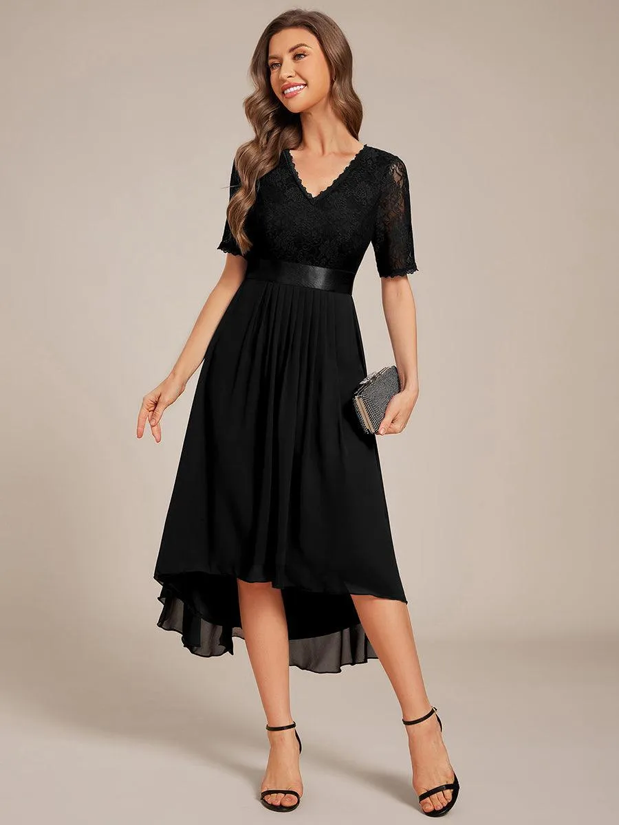 Robe d'invitée mi-longue en mousseline à empiècements en dentelle