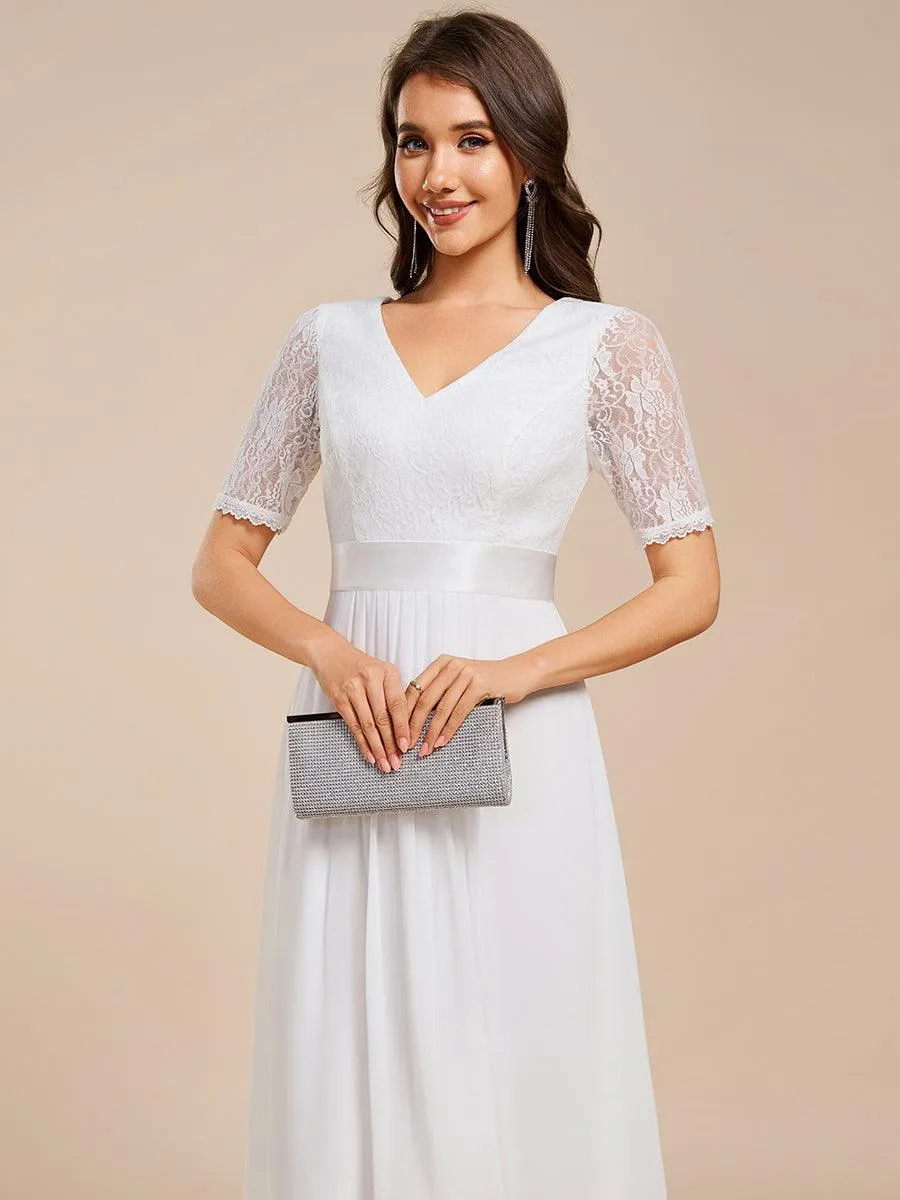 Robe d'invitée mi-longue en mousseline à empiècements en dentelle
