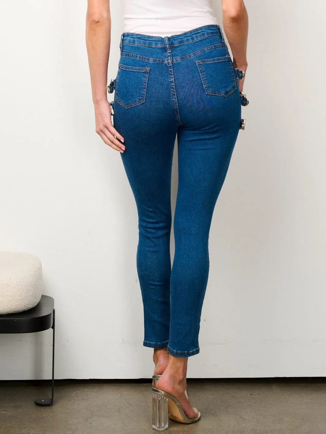 WOMEN'S BUTTON CLOSURE SIDE BELT DETAILED DENIM SKINNY PANTS