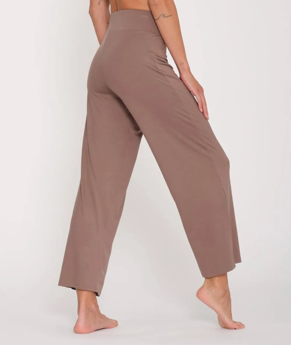 Women's flared cut yoga pants