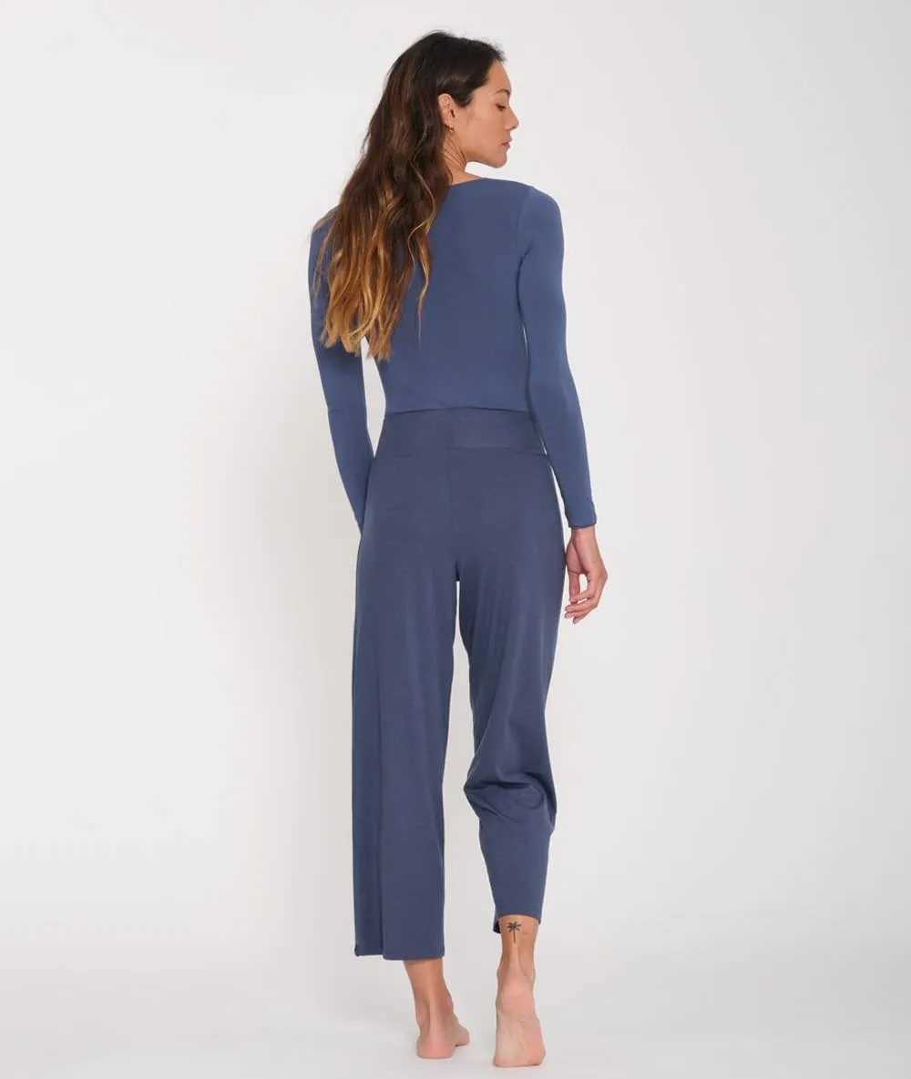 Women's flared cut yoga pants